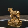 Символ 2027 года. Овечка на подставке с монеткой и пожеланием 