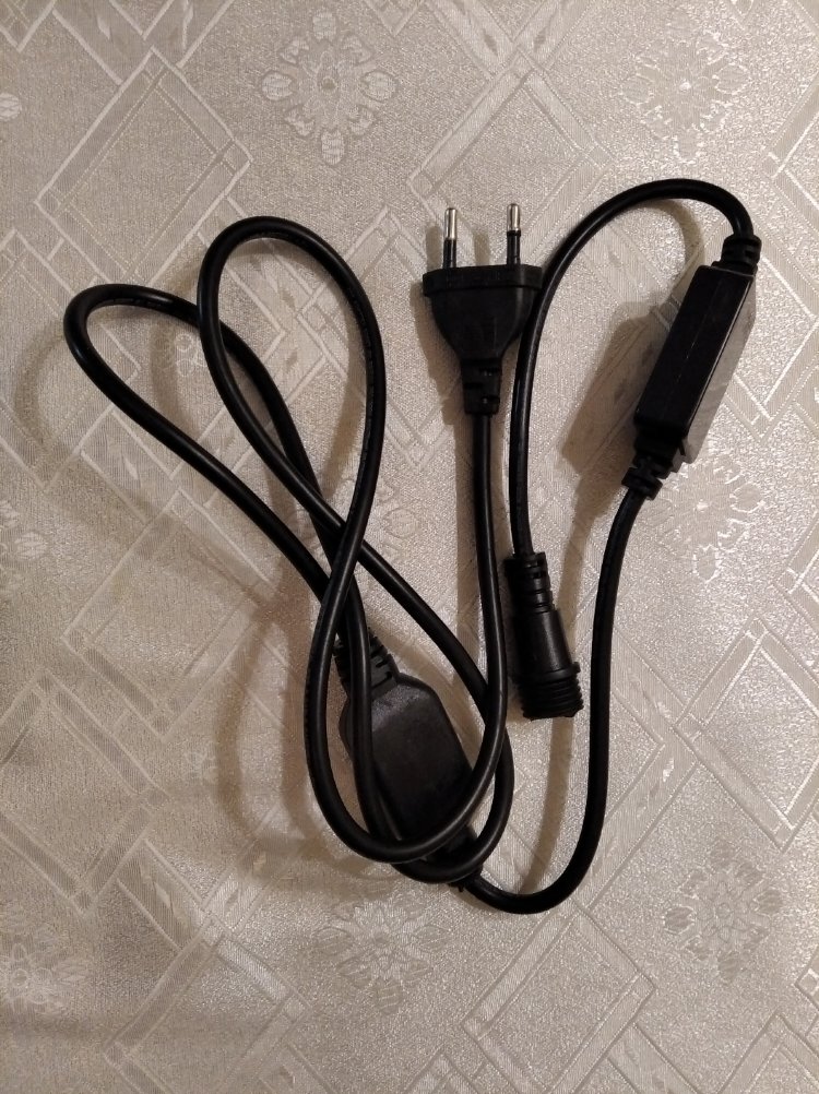 Кабель питания для подсоединения до 10 гирлянд 