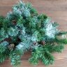 Хвойный лапник зеленый с шишками и инеем из ПВХ 50*40 см