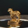 Символ 2027 года. Овечка на подставке с монеткой и пожеланием 
